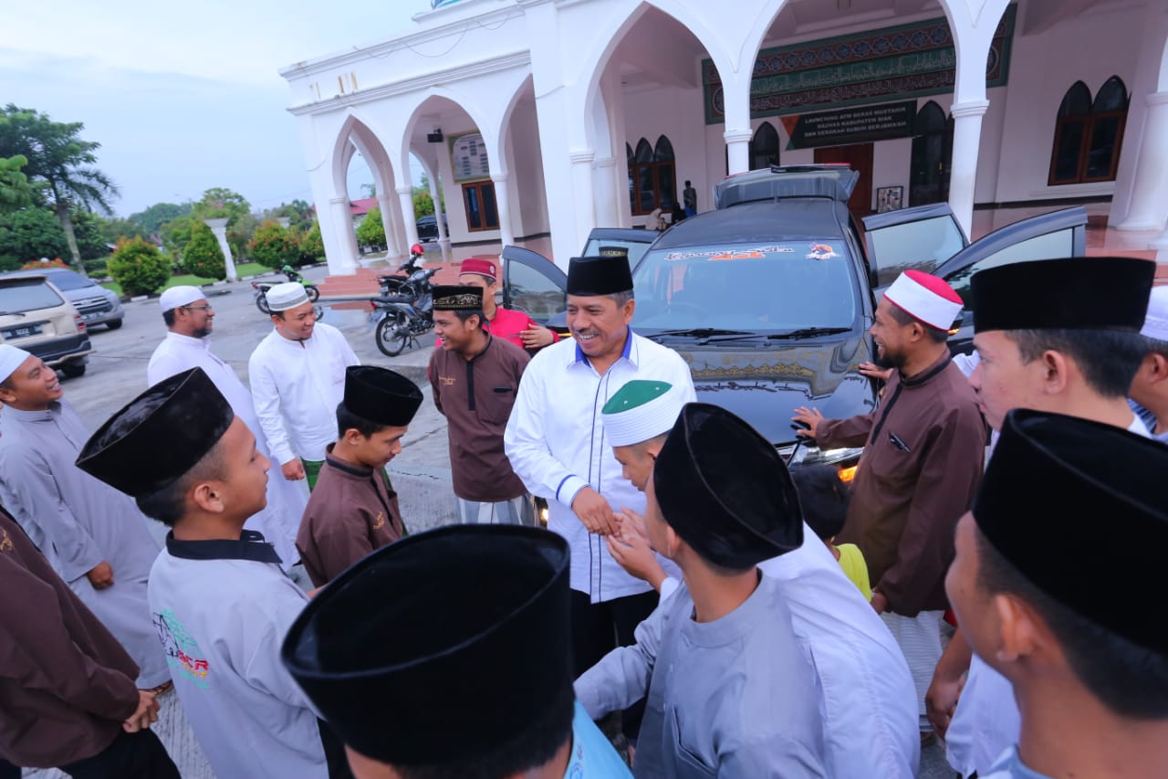 Bupati Siak Serahkan Mobil Operasional Kepada Pemuda Komunitas Pejuang Subuh