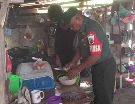 Sertu Sahidin Bentu Warga Kurang Mampu Dengan Masuk Dapur di Kampung Sengkemang