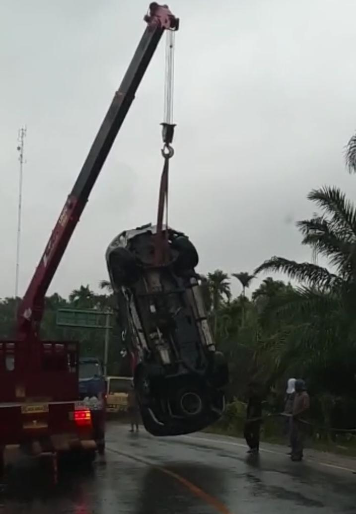 Satu Unit Fortuner Terbalik di Jalan Lintas Duri - Pekanbaru Saat Hujan Deras