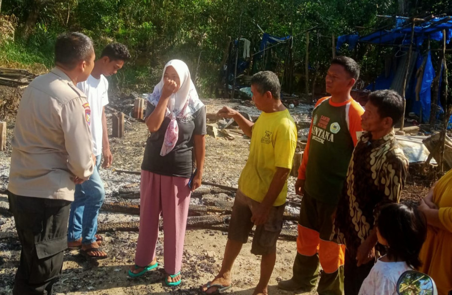 Polsek Tempuling Bantu Evakuasi Korban Kebakaran di Desa Karya Tunas
