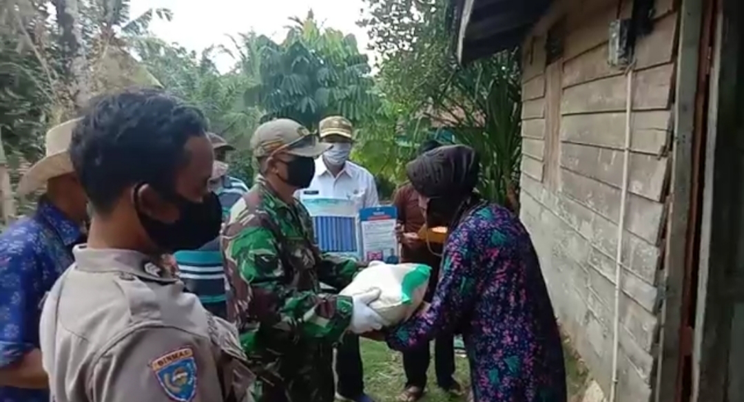 Tiga Pilar Mandiangin Bersinergi Serahkan Limbako Dari Baznas Door To Door