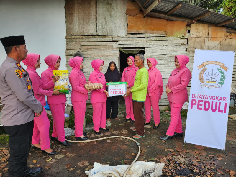 Bhayangkari Peduli, Kapolsek Kampar Kiri Hilir Salurkan Bantuan Sembako untuk Warga Kurang Mampu di Kelurahan Sungai Pagar