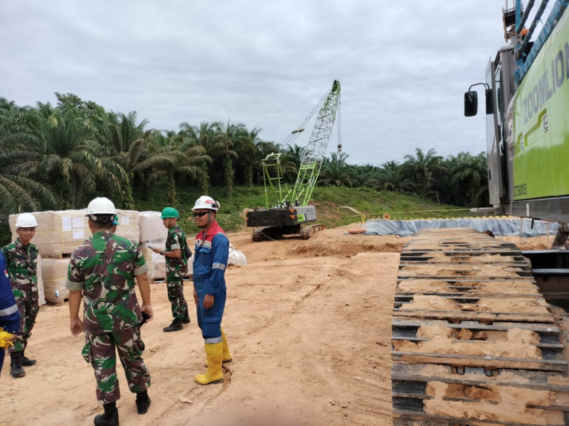 Pastikan OVN Aman Dari Gangguan, Serma Muhajir dan Serka Ardhi Syam Patroli Rutin Disejumlah Titik Lokasi Drilling PT PHR Minas