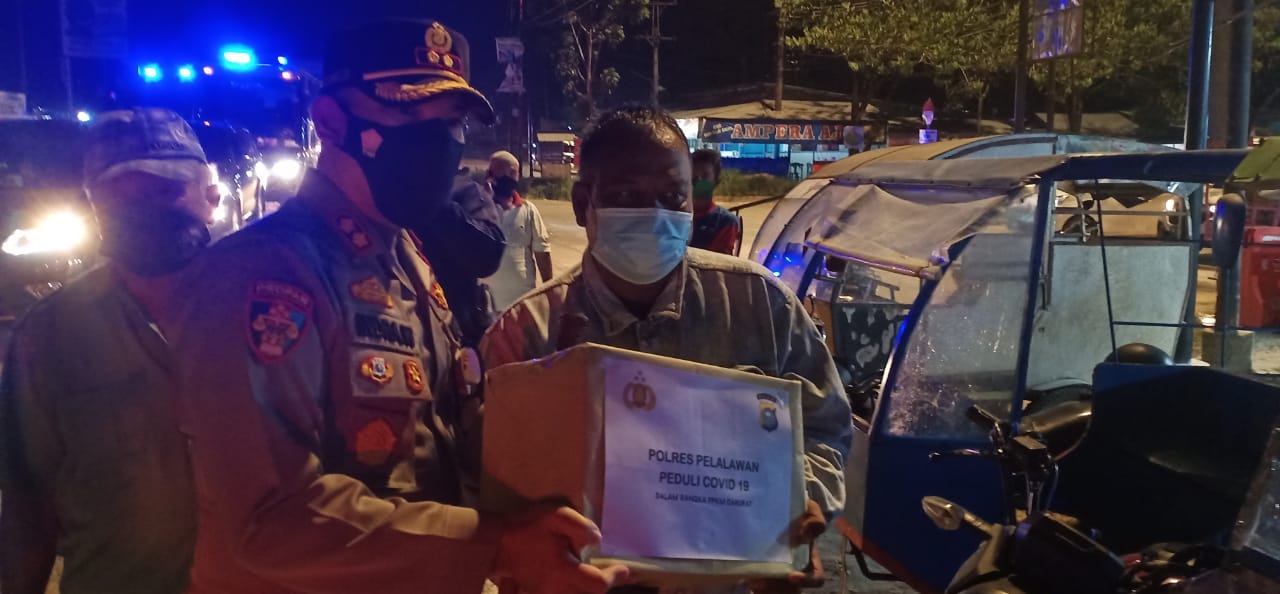 Kapolres Pelalawan Pimpin Patroli PPKM  Berskala Besar Dan Dibarengi Bantuan Paket Sembako