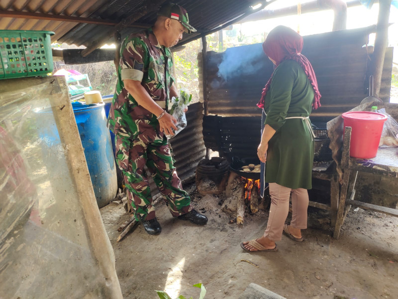 Sertu Nuril Giat Rutin Babinsa Masuk Dapur di Rumah Warga Kampung Rantau Bertuah 
