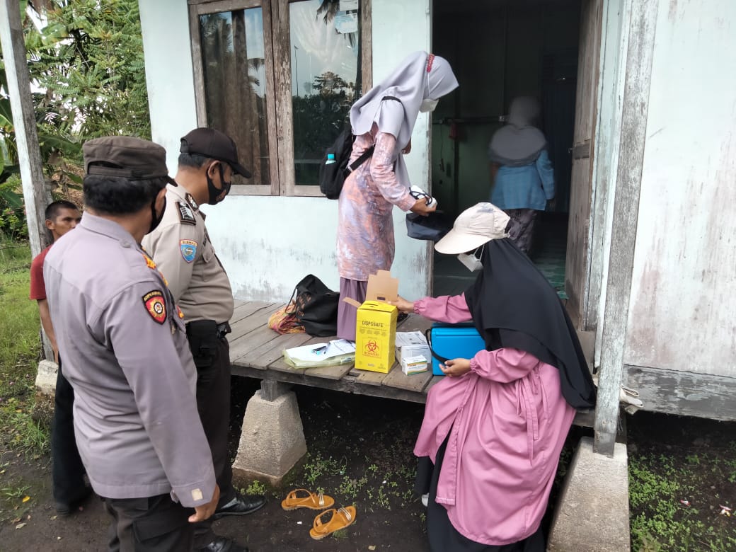 Vaksinasi Menyeluruh Untuk Masyarakat, Polsek Kuala Kampar Secara Door to Door