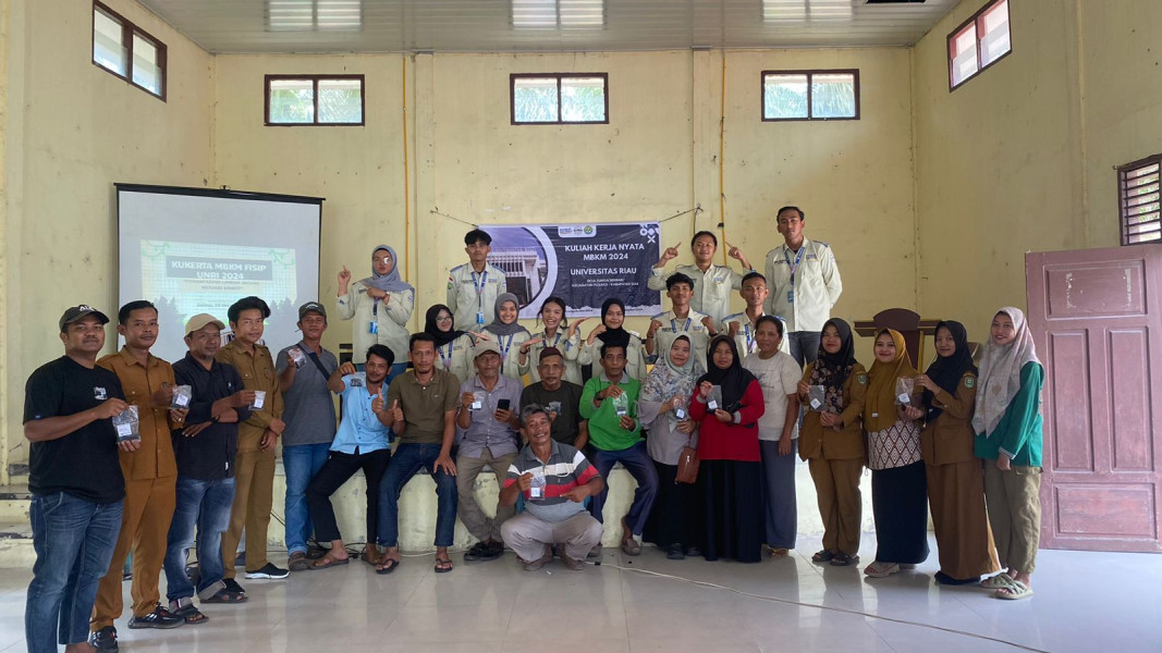 Mahasiswa KKN UNRI Sulap Bonggol Jagung Jadi Emas, Ciptakan Briket Ramah Lingkungan Di Kampung Sungai Berbari