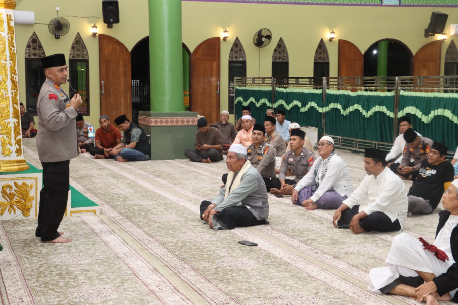 Isya Berjamaah di Masjid Raya Rengat, Kapolres Inhu Sampaikan Pesan Pemilu Damai