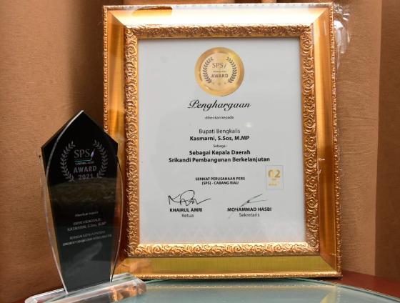 Bupati Bengkalis Terima Penghargaan Dari SPS Riau