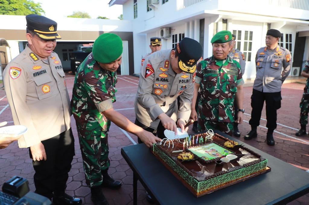 Kapolda Riau Yakin TNI - Polri Semakin Solid, Korem 031/WB Berikan Kejutan Hari Bhayangkara