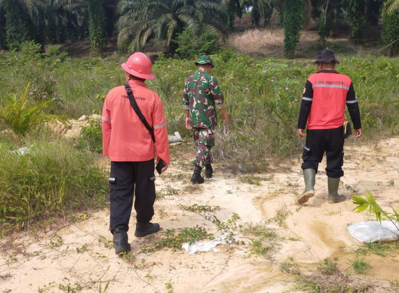 Dengan Tim di Kampung Olak, Serka Ardhi Syam Patroli Karlahut Rutin Bersama Warga Sekitar