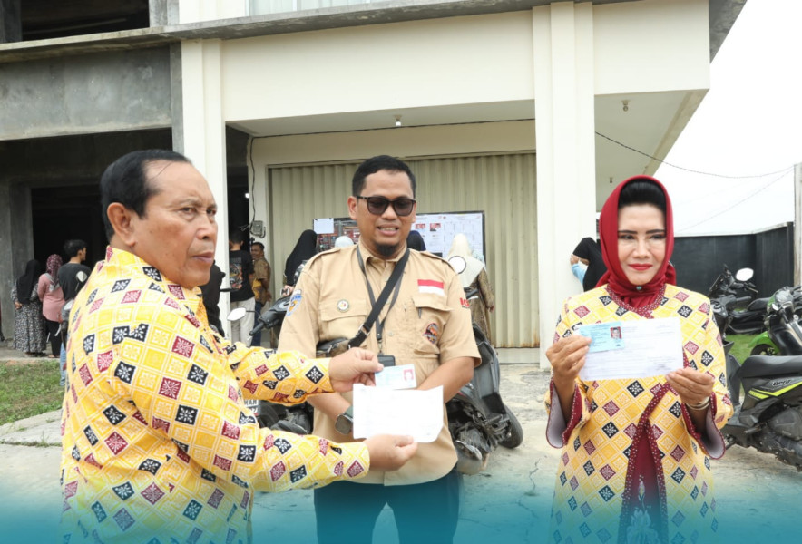 Bupati Rokan Hulu H. Sukiman & Istri Nyoblos Bersama Masyarakat Di TPS 20