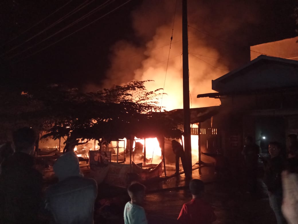 Breaking News: Malam Tadi 4 Unit Rumah Warga di Kandis Ludes Dilalap Api!
