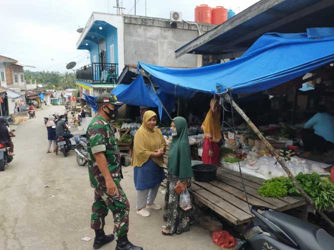 Sertu Ardhi S Babinsa Koramil 03/Minas Lakukan Gakplin Antisipasi Penularan COVID-19 di Pasar Minas