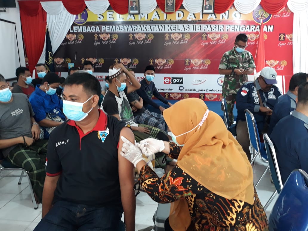 Petugas Lapas Kelas IIB Pasir Pengaraian Melakukan Vaksinasi Dosis Ketiga