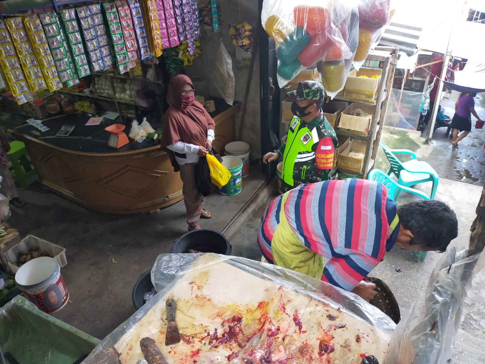 Antisipasi Penularan COVID-19, Serma Muhajir Continue Lakukan Gakplin Rutin di Pasar Tradisional Kecamatan Minas