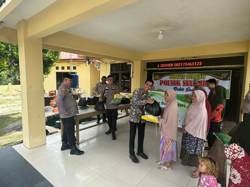 Polsek Siak Hulu Bersama PT. ABL Lakukan Giat Jum'at Curhat dan Berkah Sekaligus Berbagi Sembako
