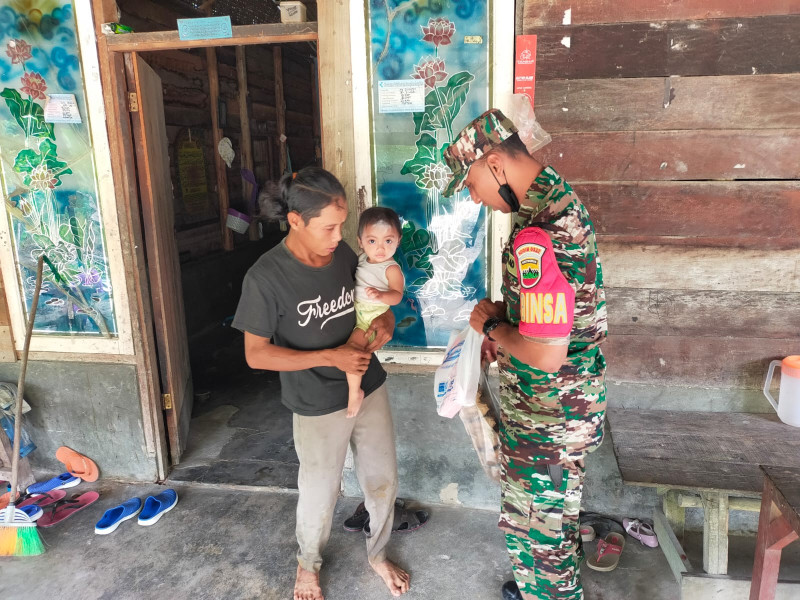 Babinsa Koramil 03/Minas Sertu Joko Purnomo Lakukan Pengecekan Anak Warga Penderita Stunting di Kampung Bencah Umbai