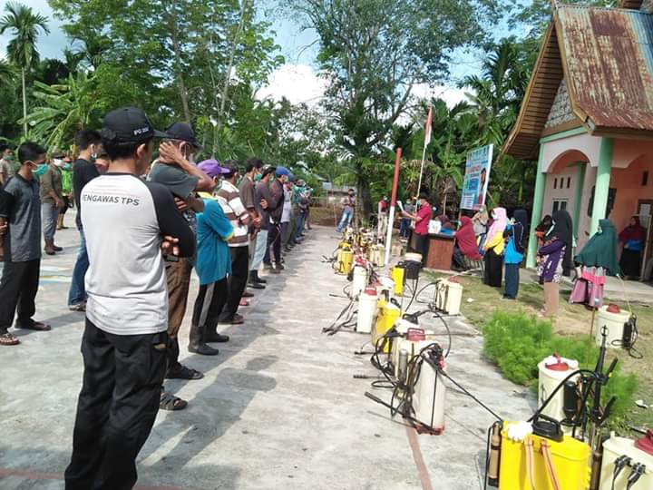 Antisipasi Corona, Pemdes Lukun Kerahkan 88 Relawan Semprot Cairan Disinfektan