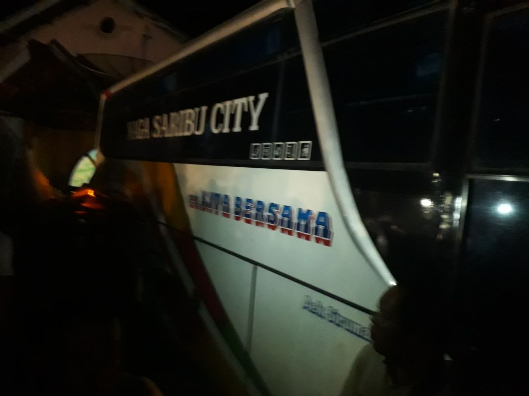 Mogok Di tanjakan Mobil Ini Atrek panjang Hantam Rumah Warga