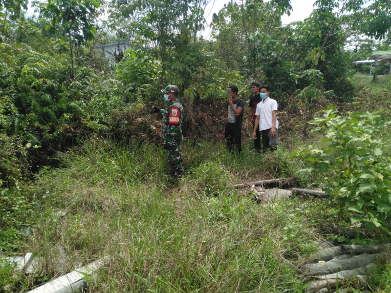 Babinsa Koramil 03/Minas Giat Penanggulangan Karhutla Dengan Berpatroli Bersama Masyarakat di Kampung Sungai Selodang 