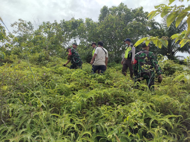 Bersama Masyarakat di Kampung Tasik Betung Serda Heppy.S Giat Patroli Karhutla Dan Lakukan Pengecekan Kanal
