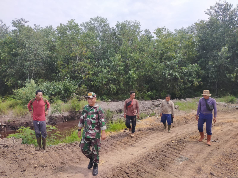 Babinsa Kormail 03/Minas Bersama Masyarakat Kampung Olak Patroli Karhutla & Lakukan Pengecekan Kanal