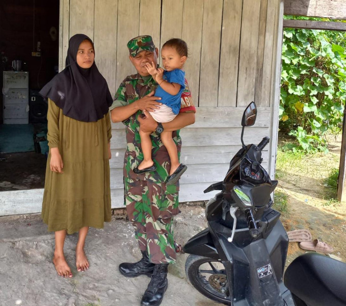 Babinsa Koramil 04/Perawang Turun Langsung Cek Anak Stunting, Serka Afrisal: Stunting Harus Jadi Perhatian Bersama