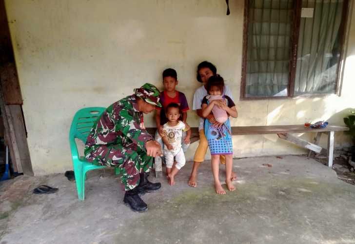 Serka Gopardin Kunjungi Dan Berikan Bantuan Terhadap Anak Penderita Stunting di Kelurahan Minas Jaya