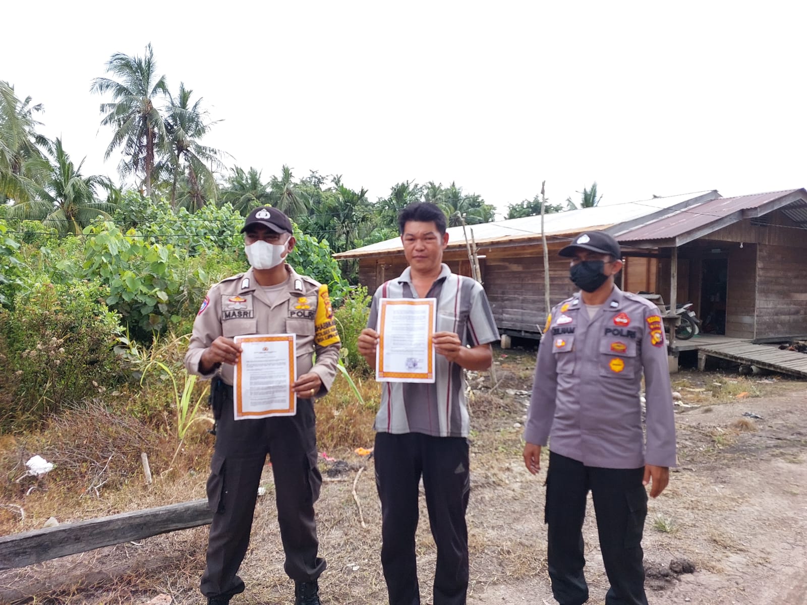 Cegah Karhutla, Bhabinkamtibmas Polsek Kuala Kampar Berpatroli  & Sebar  Maklumat Kapolda Riau