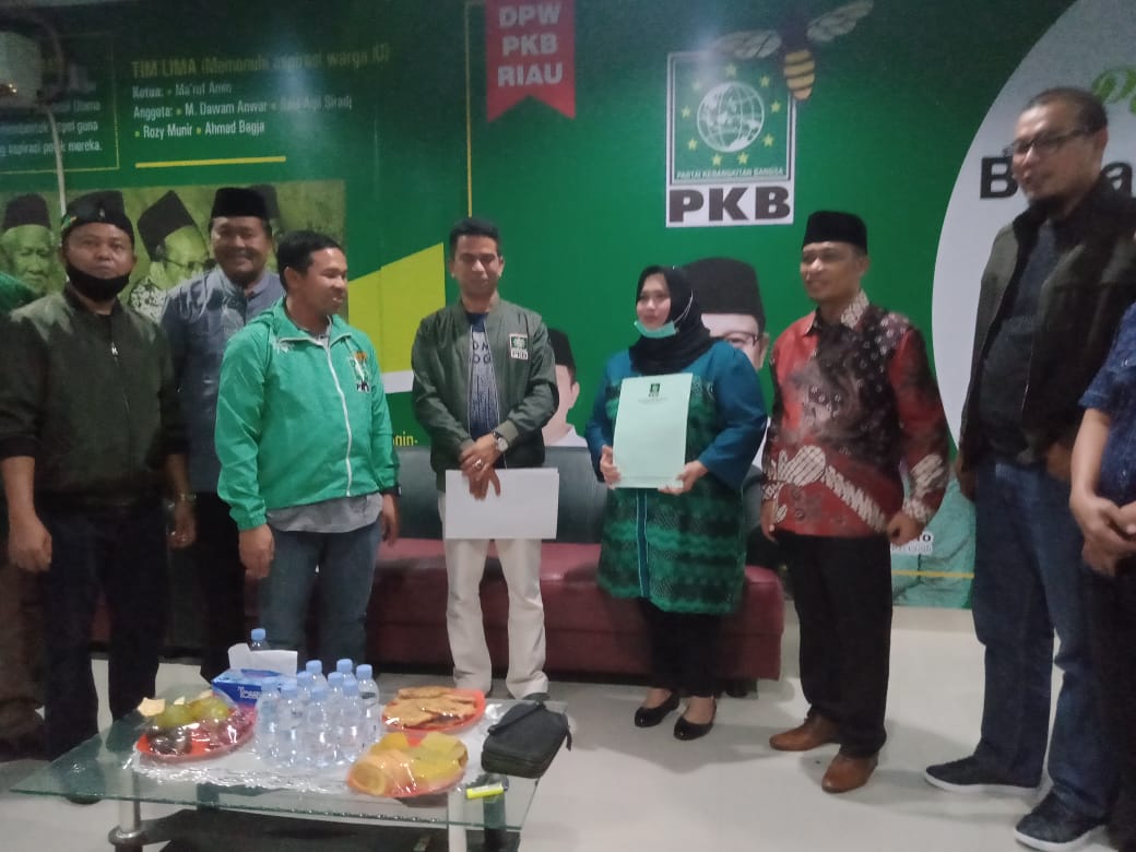 Wakili DPP, DPW PKB Riau Serahkan SK Kepada Kasmarni-Bagus Santoso