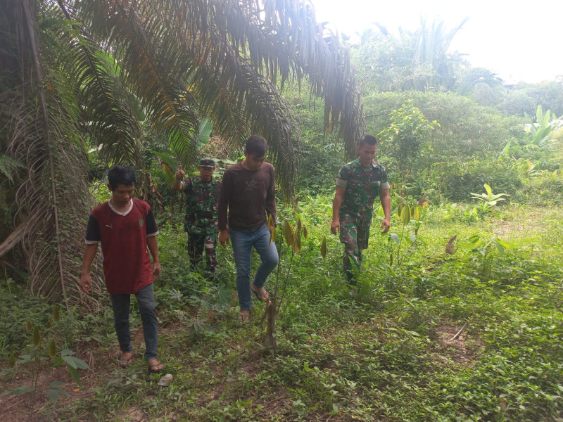 Sertu Sarju dan Koptu Togi Sitorus, Berasama Warga Binaan & Tim Patroli Gabungan Di Perawang Barat Guna Antisipasi Karlahut