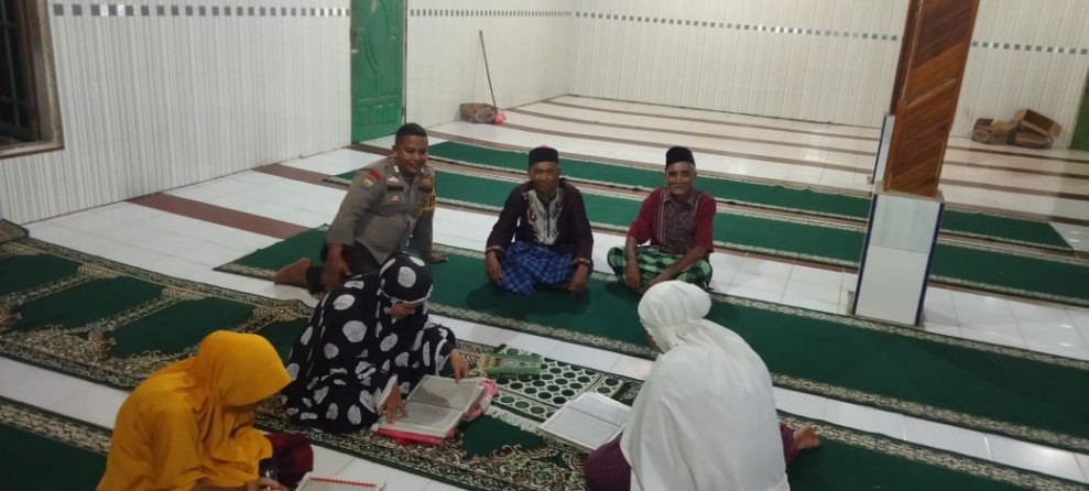 Bhabinkamtibmas Desa Koto Tuo Dan Koto Tuo Barat Tadarus Alquran Sembari Sampaikan Pesan Kamtibmas Kepada Masyarakat