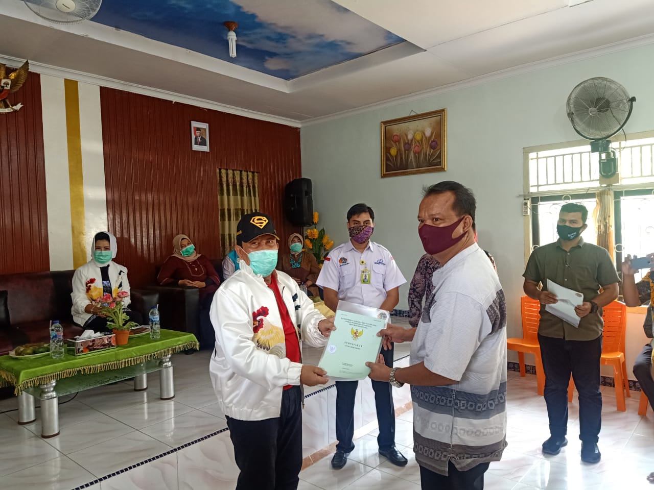 Bupati Rokan Hulu Serahkan Sertifikat TORA Tahun 2020 di Kecamatan Tandun