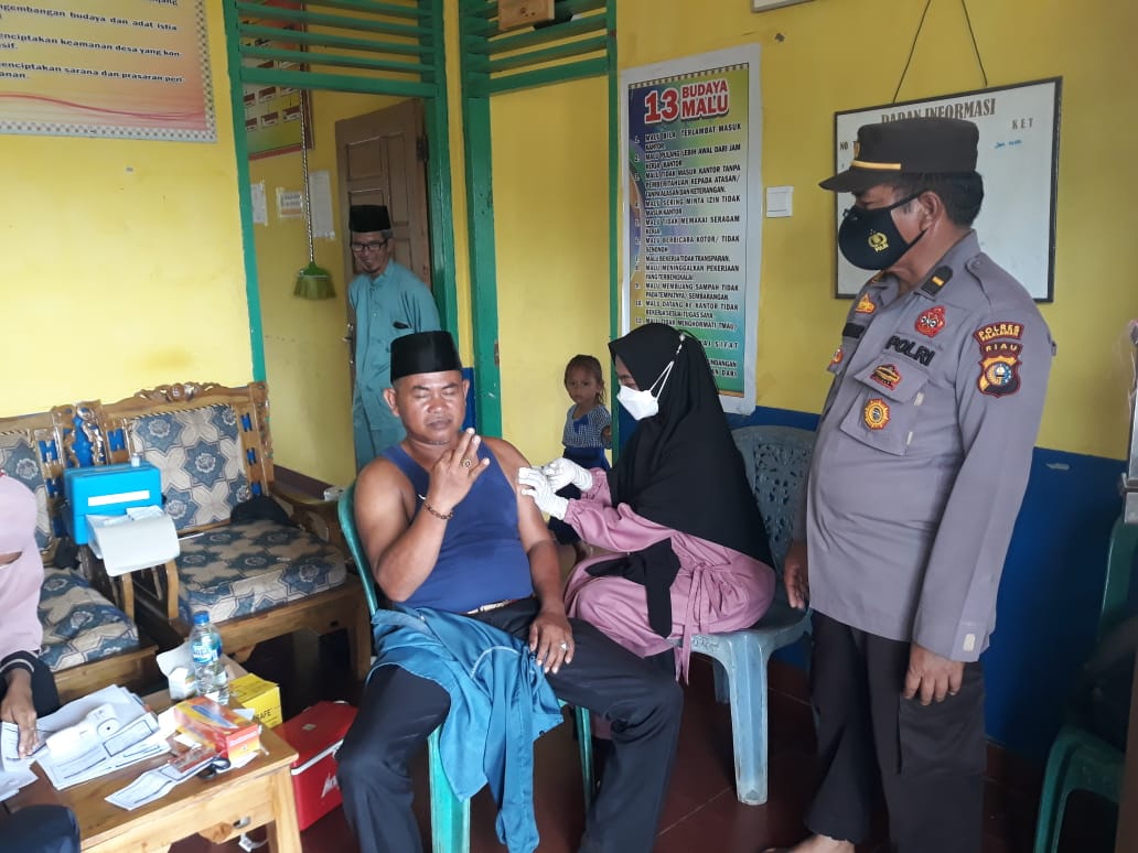 Polsek Kuala Kampar Lakukan Pengawalan Vaksinasi di Desa Sungai Mas
