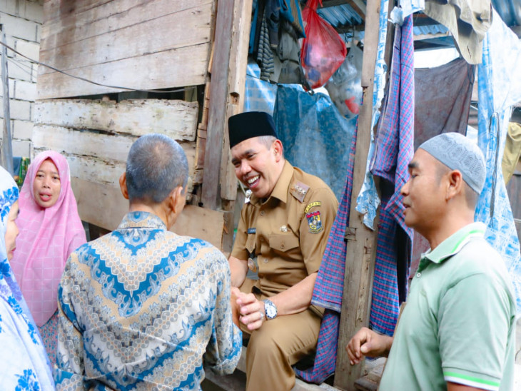 Jenguk Warga Miskin, Pj.Bupati Kampar  Berharap Tingkatkan Terus kepedulian Masyarakat terhadap Tetangga yang miskin. 