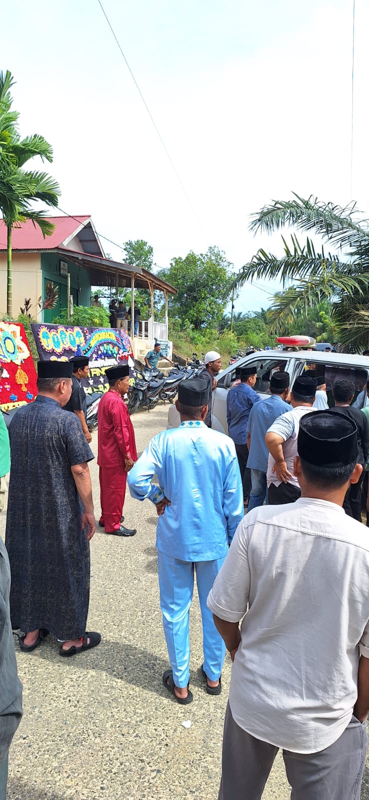 Kehangatan Cinta di Tengah Duka: Calon Wakil Bupati Pelalawan Abu Bakar, Melayat Keluarga Berduka