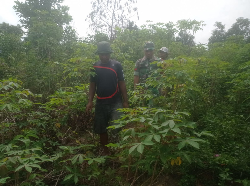 Serda Hari S dan Warga Selalu Aktif Patroli Antisipasi Karhutla di Kampung Perawang Barat