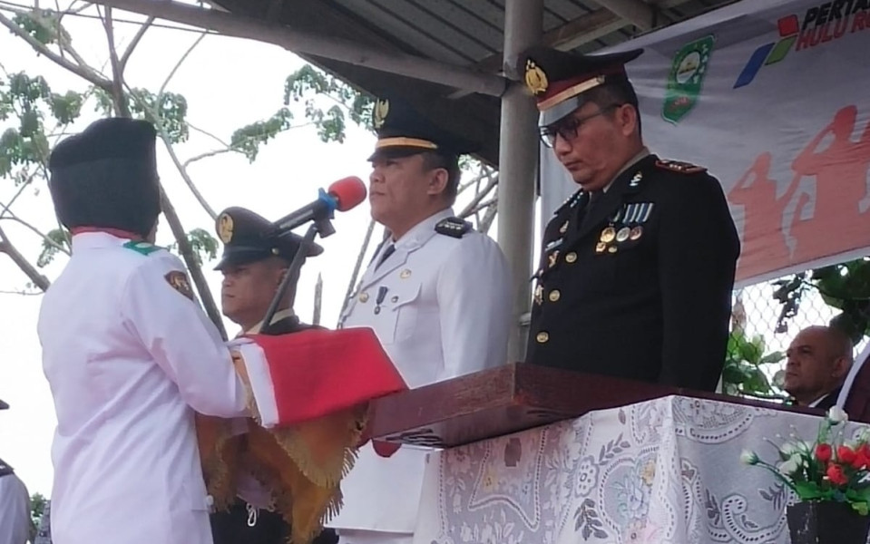 Berlangsung Khidmat, Kapolsek Minas Pimpin Upacara Penurunan Bendera HUT RI Ke-78 di Kecamatan Minas