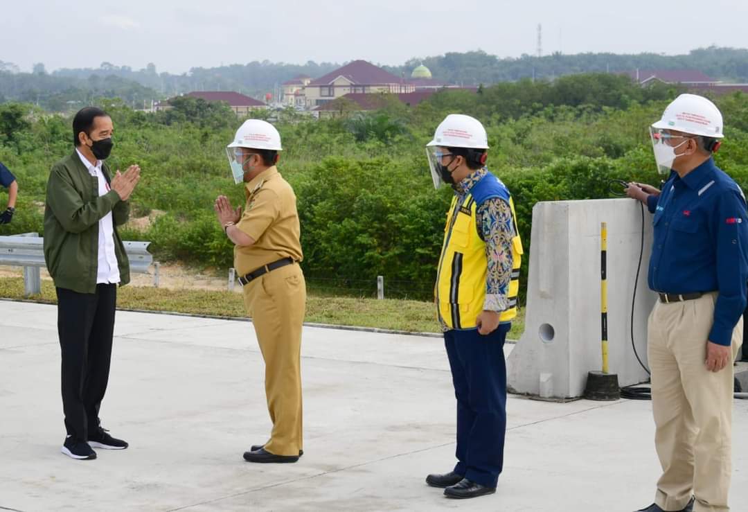 Tinjau Jalan Tol, Bupati Kampar Sambut Kedatangan Presiden RI Joko Widodo