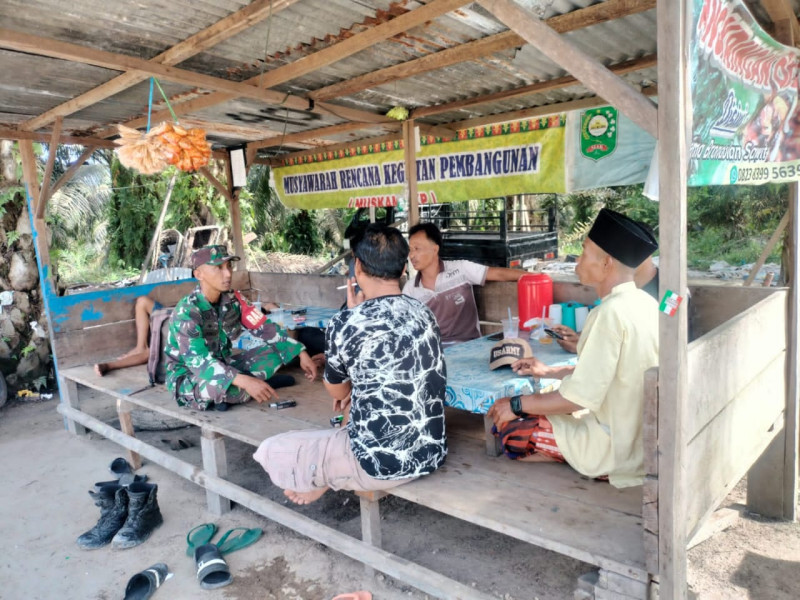 Babinsa Koramil 03/Minas Gencar Sosialisasikan Bahaya Narkoba Pada Warga di Kp. Tasik Betung