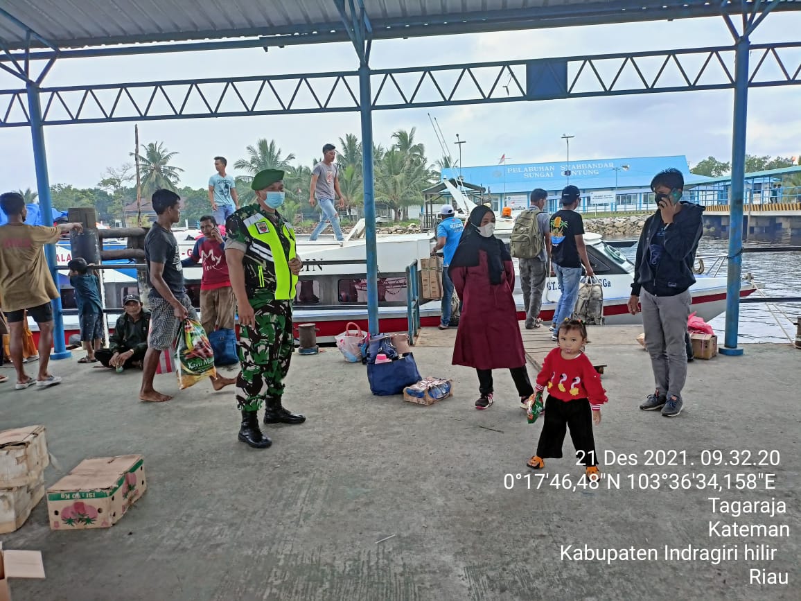 Babinsa Koramil 06 Kateman, Lakukan Sosialisasi Prokes Covid-19 di Pelabuhan Syahbandar Sei Guntung