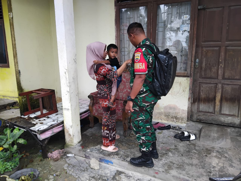 Babinsa Koramil 04/Perawang Aktif Lakukan Pengecekan Anak Stunting di Perawang Barat Babinsa Koramil 04/Perawang Aktif Lakukan Pengecekan Anak Stunting di Perawang Barat
