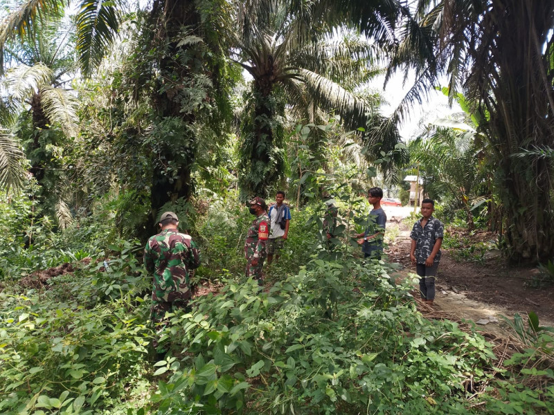 Serma Benriyadi Bersama Warga Lubuk Umbut Giat Penanggulangan Karhutla Dengan Berpatroli