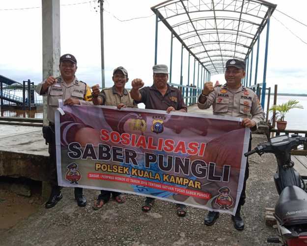 Personil Polsek Kuala Kampar  Sosialisasi  Saber Pungli di Pelabuhan