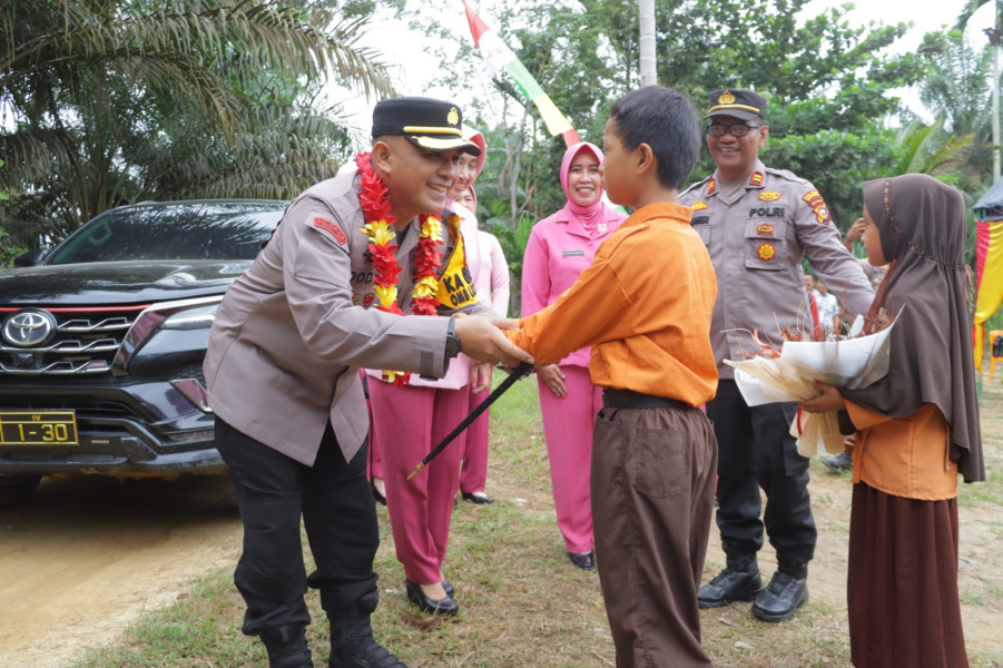 Kapolres Inhu Resmikan Bangunan MCK dan Pojok Baca SD Marginal Rakit Kulim