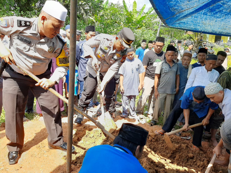 Kapolsek Kemuning Polres Inhil Hadiri Pemakaman Tokoh Masyarakat Alm H Darmawan di Keritang 