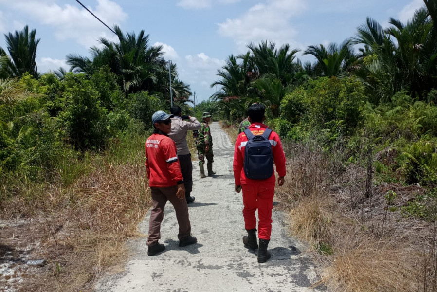 Bersama Masyarakat di Kampung Olak, Sertu Ardhi Syam Rutin Lakukan Patroli Karhutla Serta Peninjauan Kanal