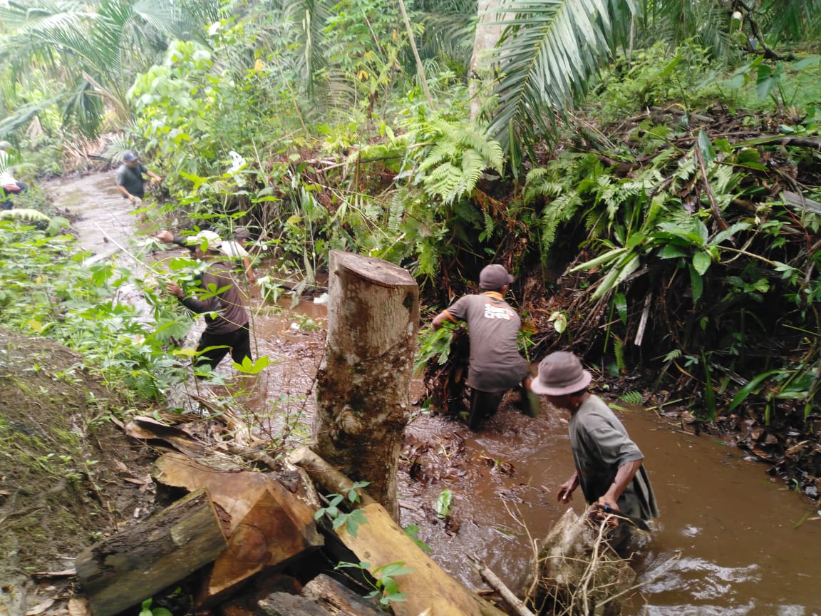 Babinsa Koramil 03/Minas Ajak Warga Sungai Selodang Goro Bersihkan Parit Yang Tersumbat 