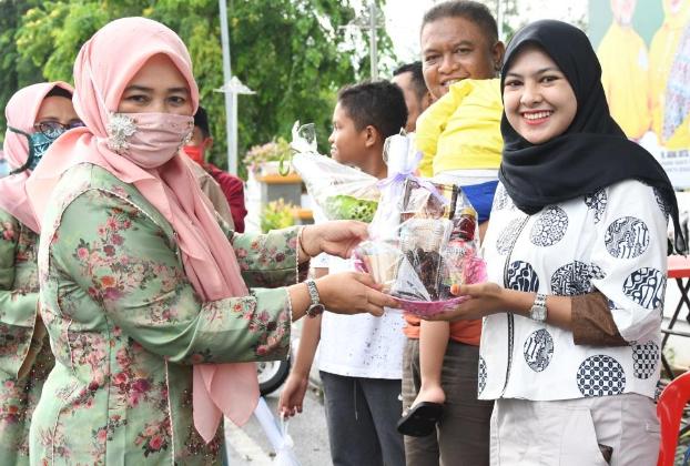 TP PKK Bengkalis Bagi Takjil & Masker Untuk Masyarakat